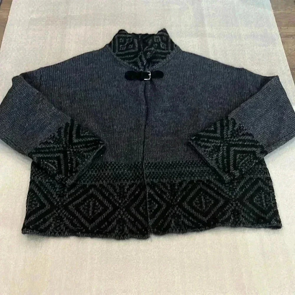 ❤️2/$50❤️[L] Chiaramente Wool Blend Gray Shrugs with buckled closure around Neck - Picture 1 of 8